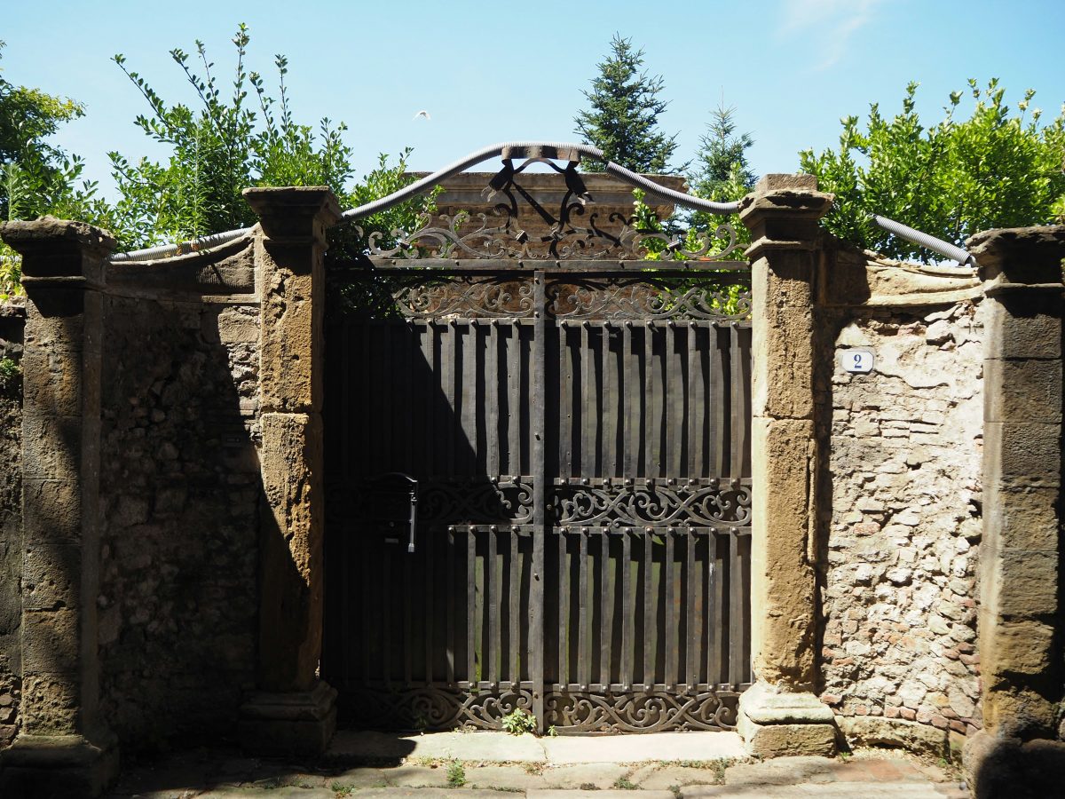 Gate